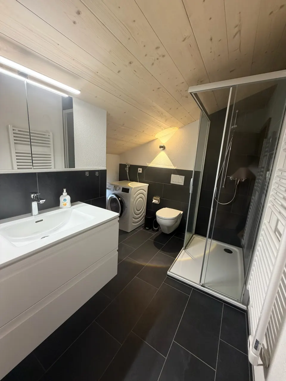 Bad im Dachgeschoss mit Dusche und Waschmaschine