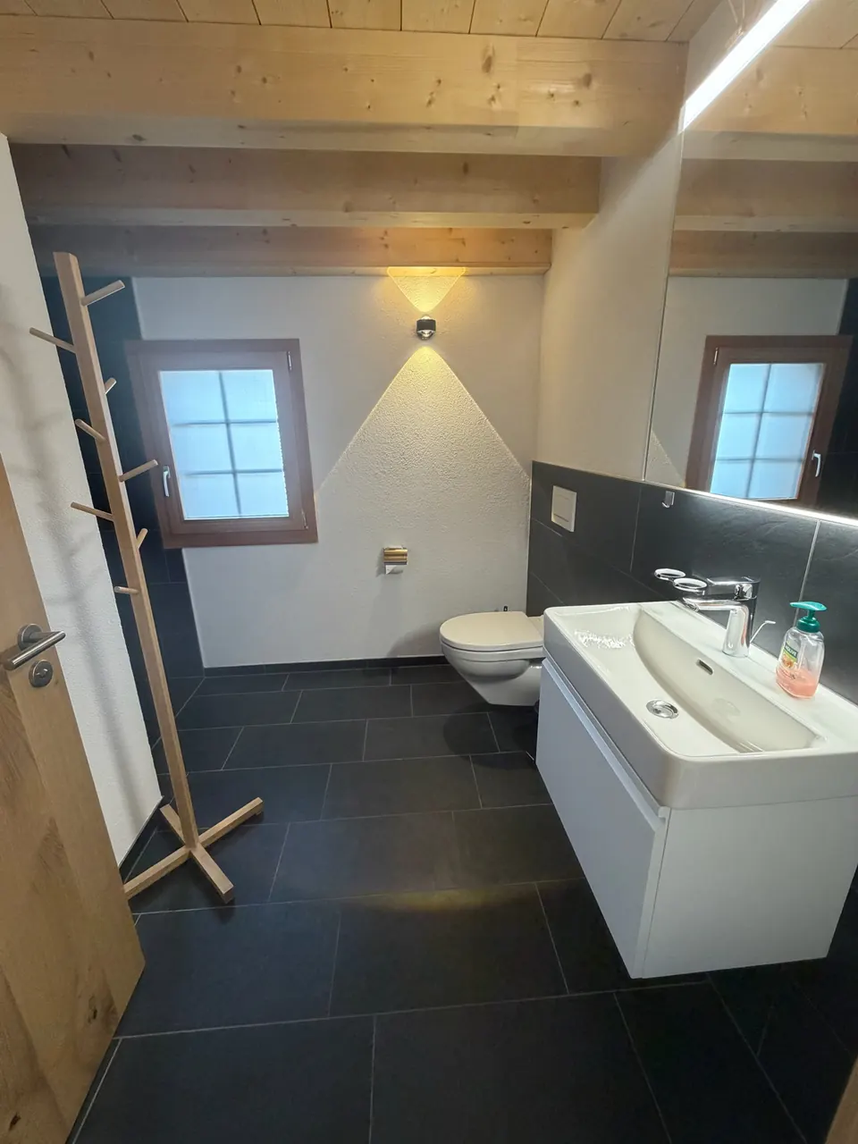 Bad im Obergeschoss: Waschtisch und WC, Dusche um die Ecke