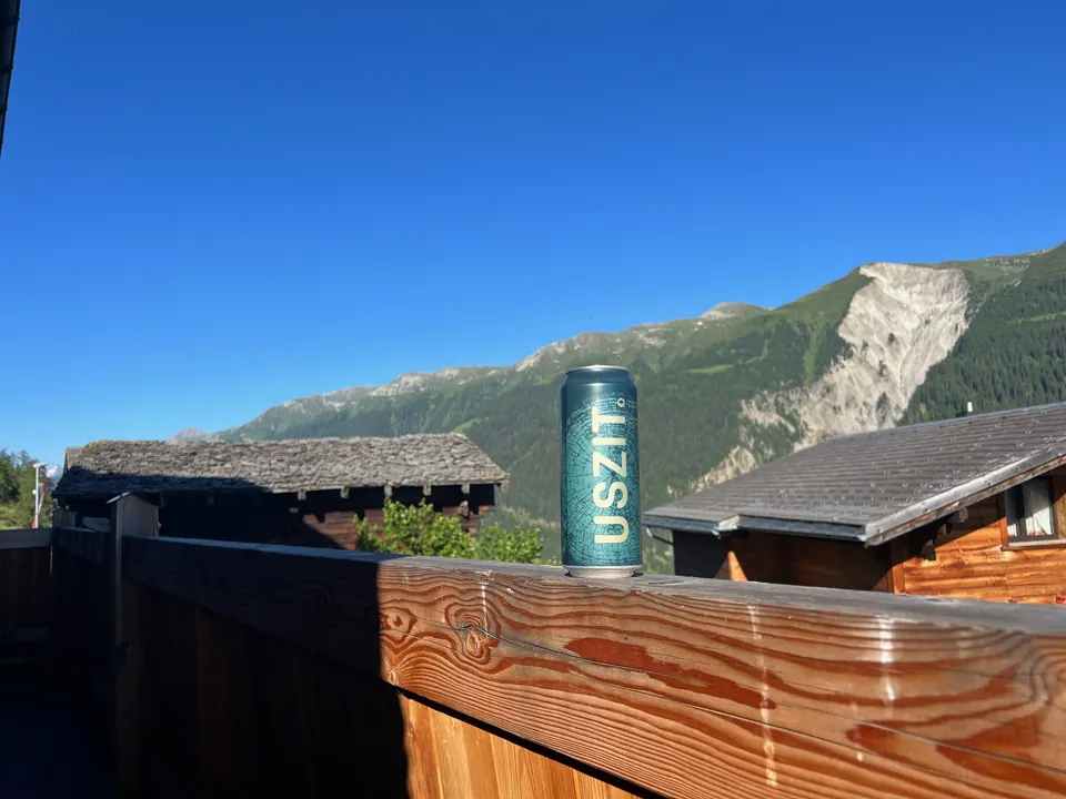 Balkon mit Weitsicht auf Dächer und Berge