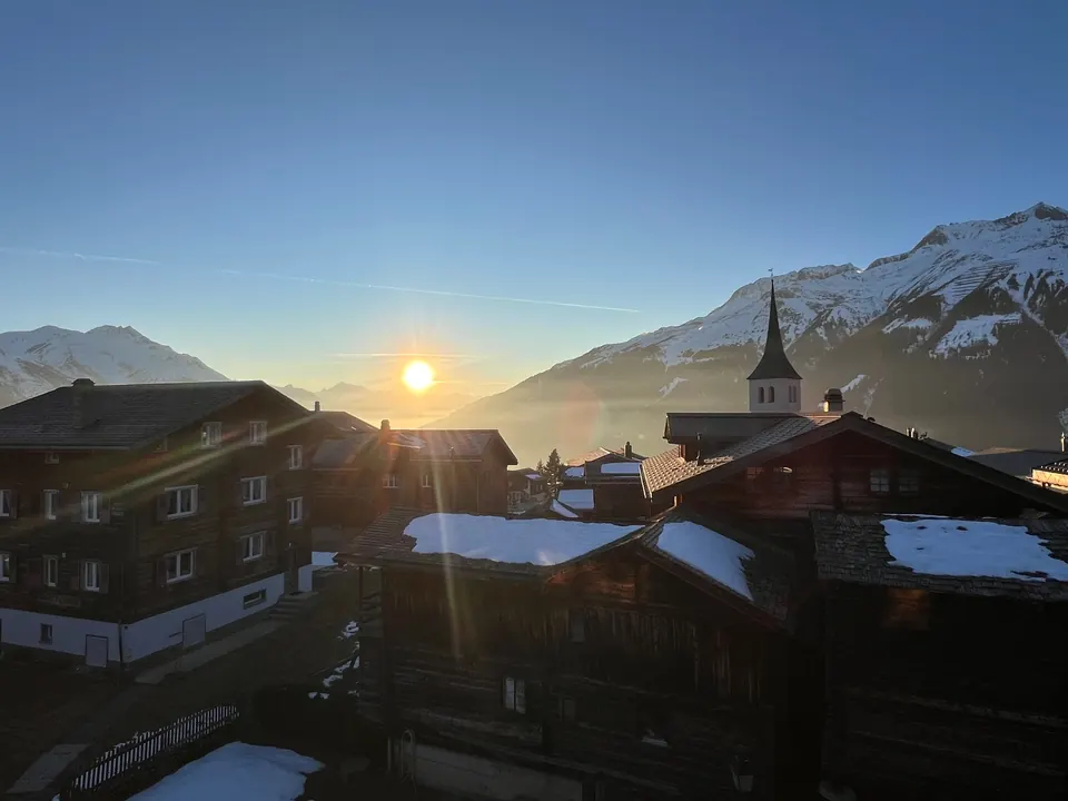 Aussicht von der Wohnung: das Dorf im Winterlicht
