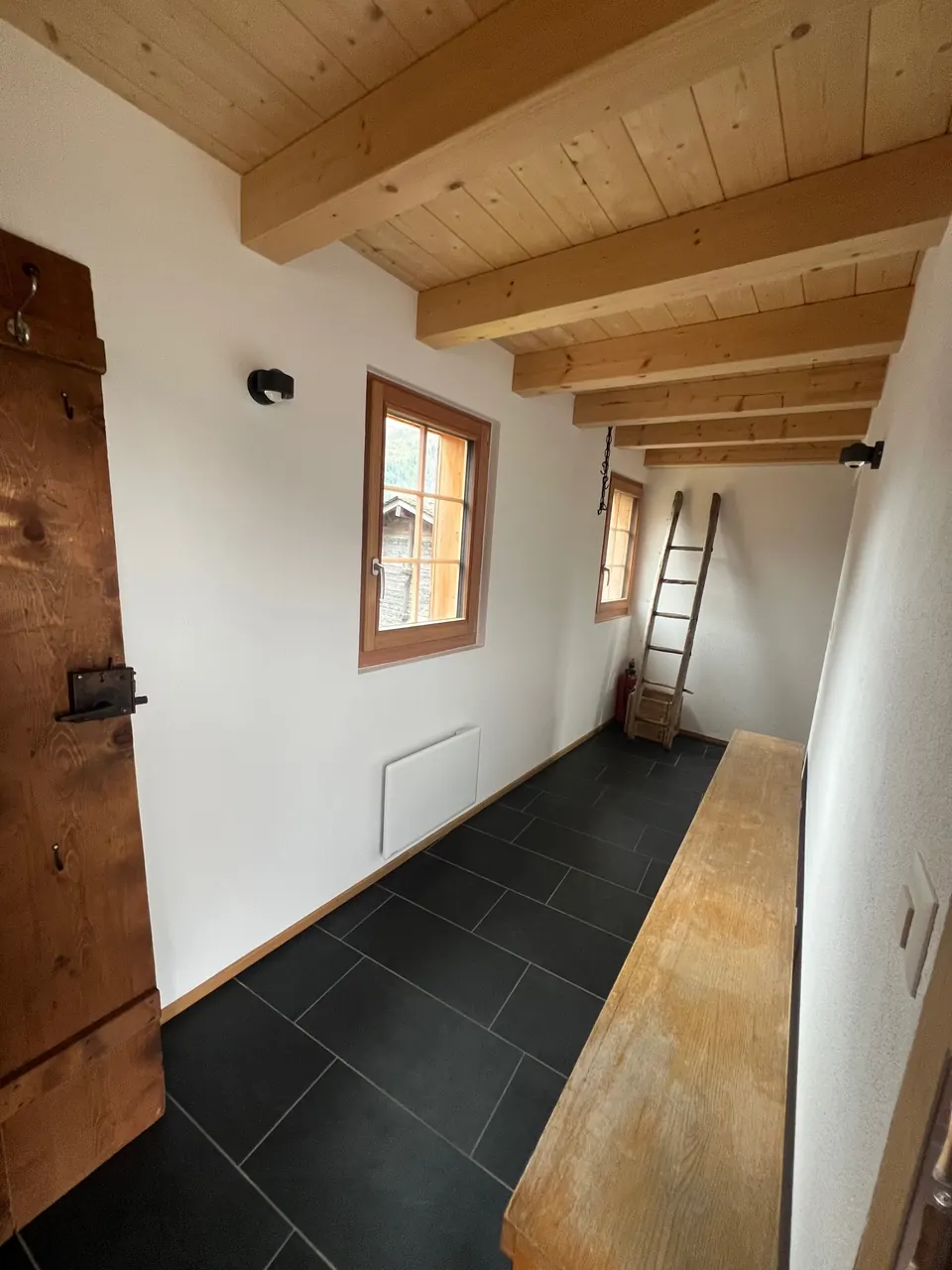 Eingangsbereich mit Garderobe und Sitzbank