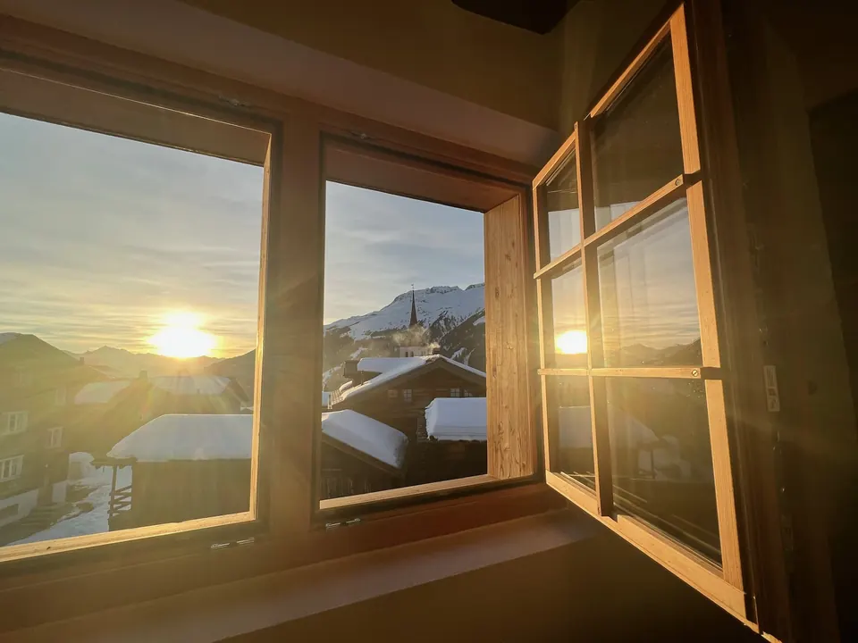 Blick aus der Wohnung: Wintersonne über den Dächern von Bellwald