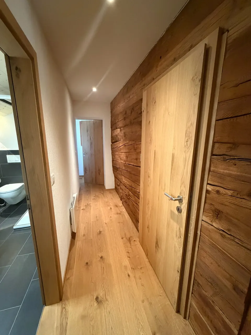 Flur mit Holzwand