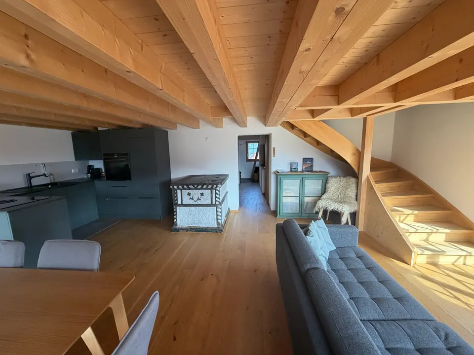 Historischer Giltsteinofen im Wohnraum