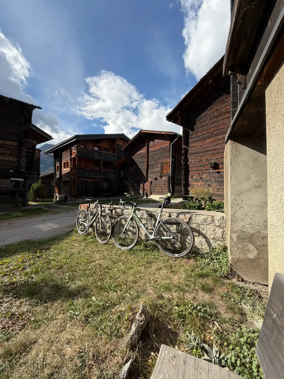 Gravelbikes im alten Dorfkern