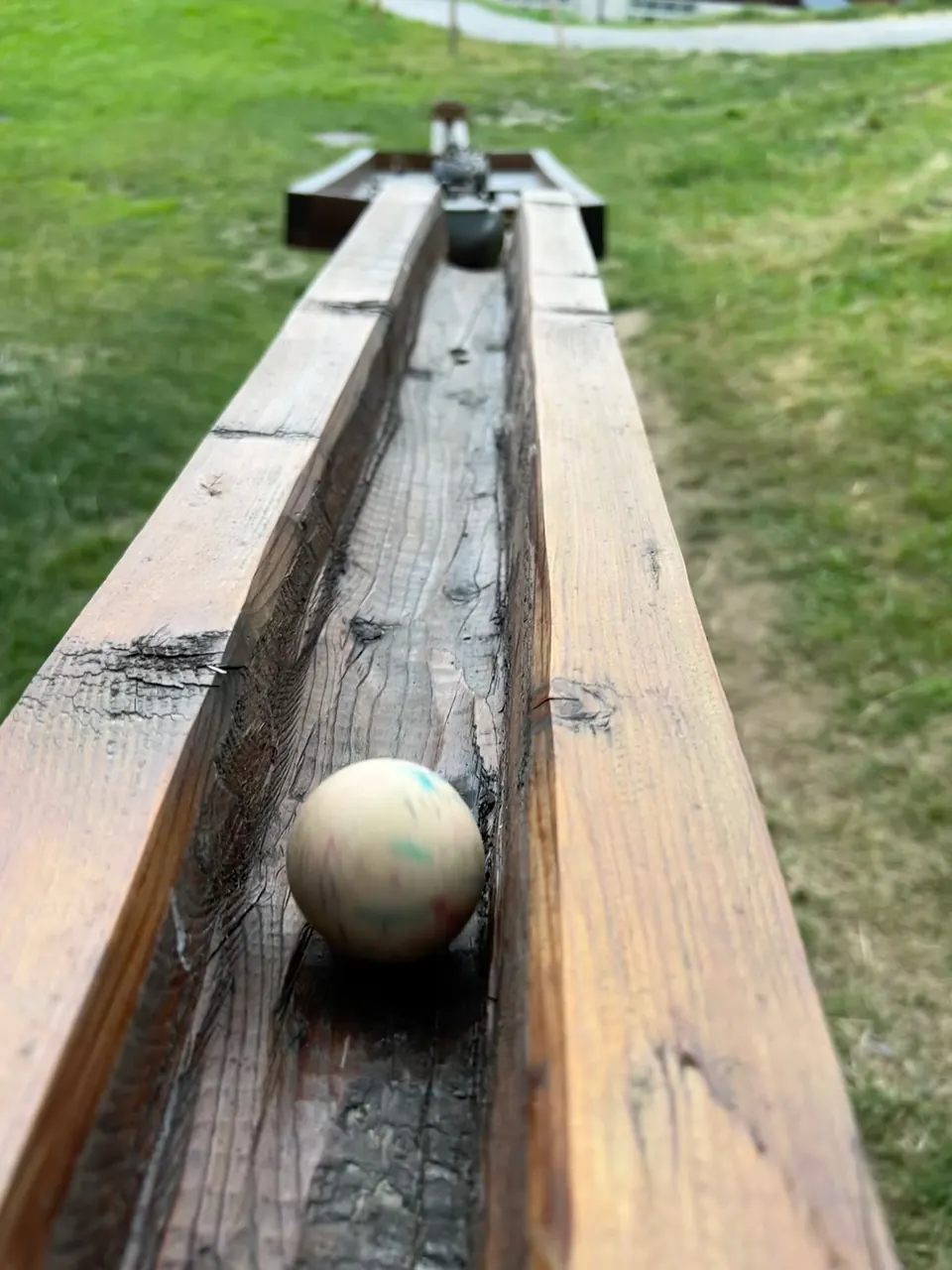 Holz-Kugelbahn auf dem Spielplatz
