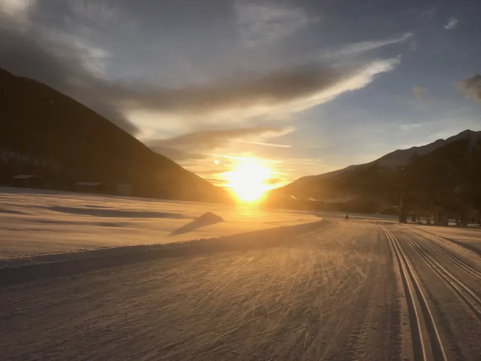 Langlauf im Goms: Loipe im Abendlicht