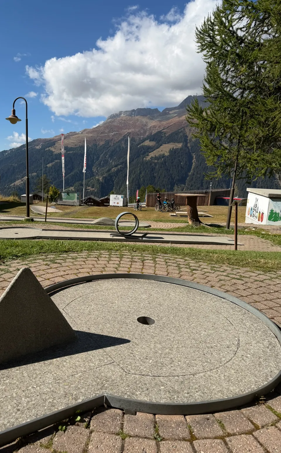 Minigolf mit Bergkulisse