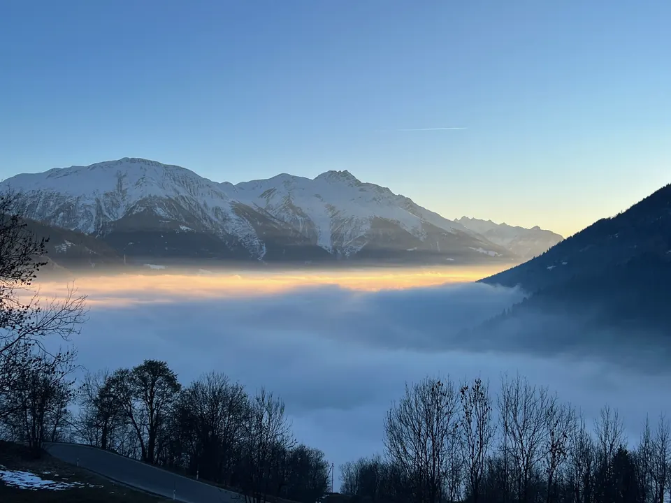 Aussicht von der Wohnung: Nebelmeer im Tal