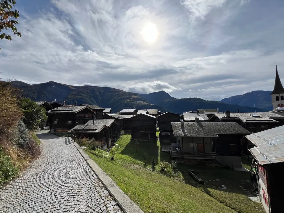 Pflasterweg im alten Dorfkern