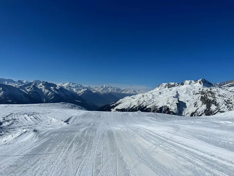 Frisch präparierte Piste mit Fernsicht in die Walliser Alpen