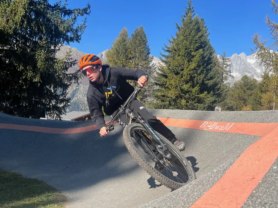 Pumptrack mit Bellwald-Schriftzug