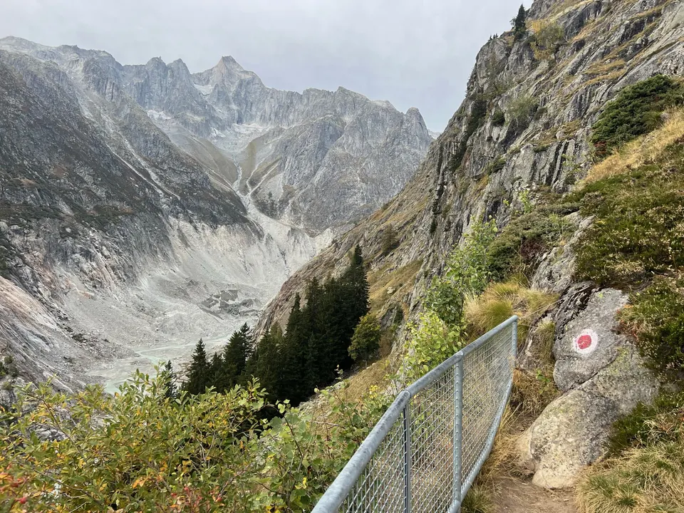 Bergweg mit Blick in eine Gletscherschlucht