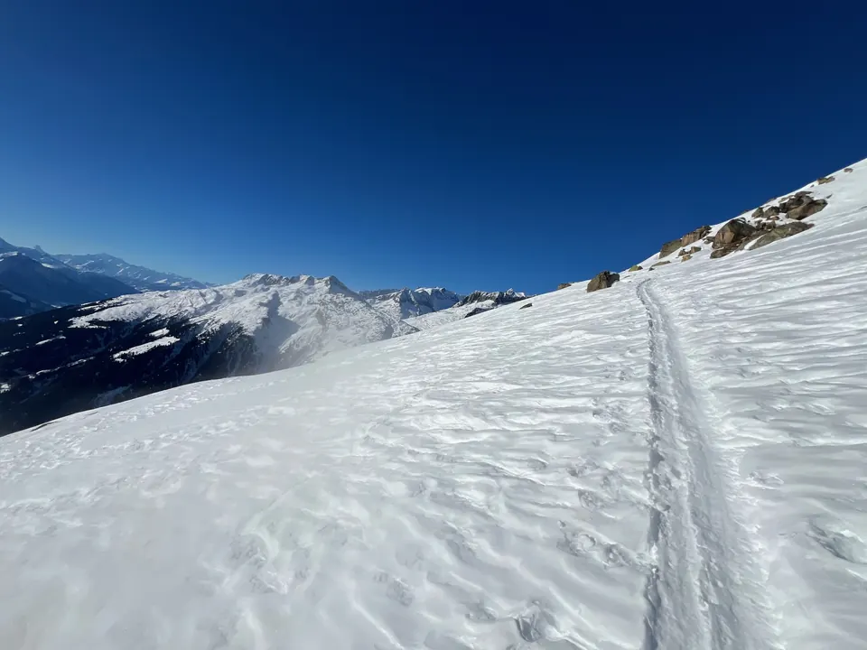 Spur im Schnee im Skigebiet Bellwald