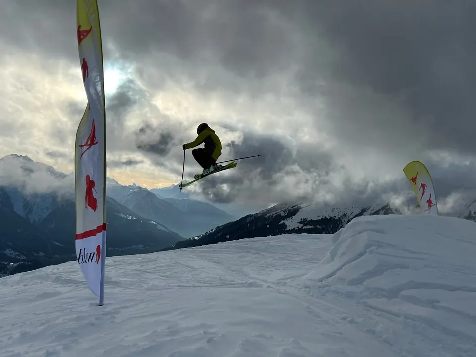 Sprung über einen Kicker im Skigebiet Bellwald