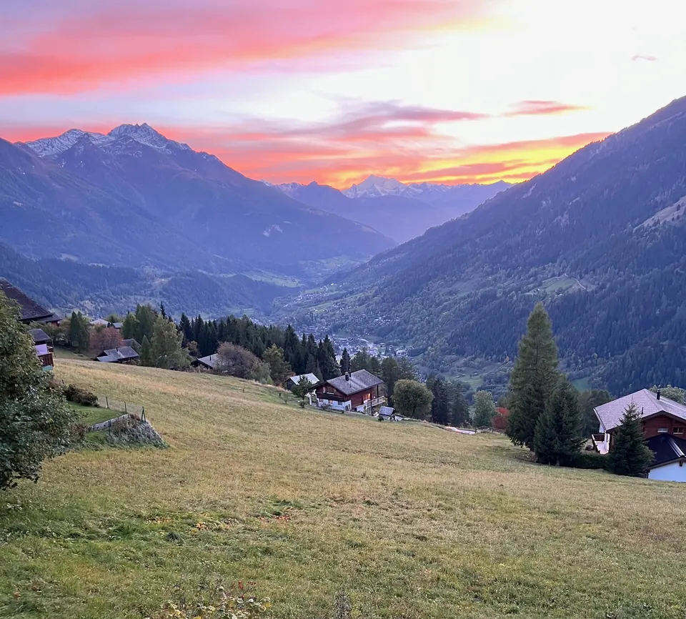 Aussicht von der Wohnung: Abendrot über dem Tal
