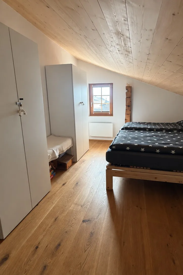 Dachgeschoss · Zimmer 1 mit Doppelbett
