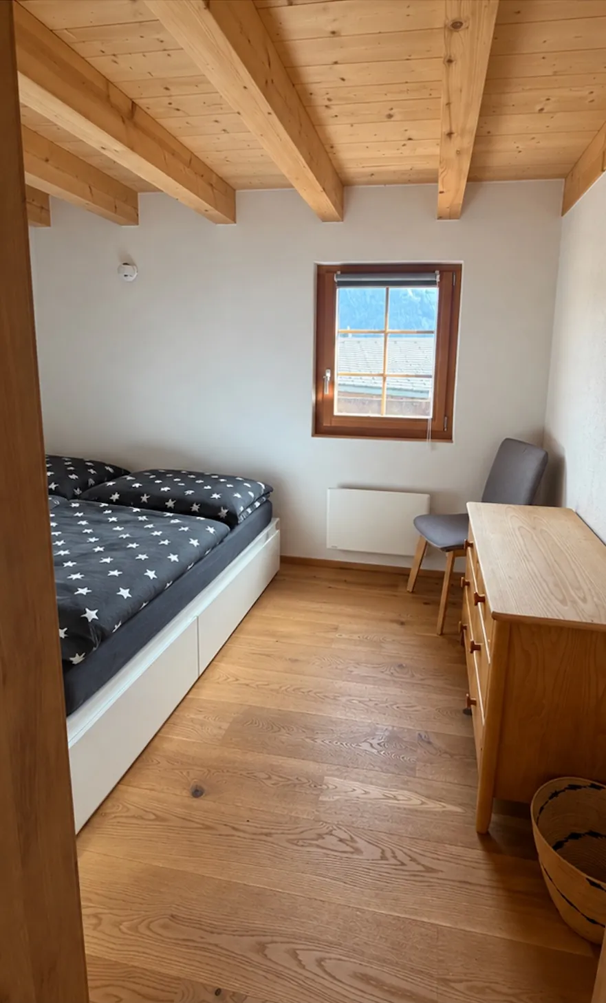 Obergeschoss · Zimmer 1 mit ausziehbarem Doppelbett